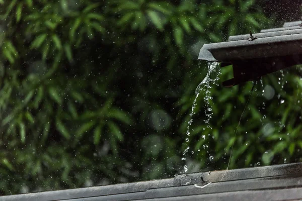 Lluvia en el techo — Foto de Stock