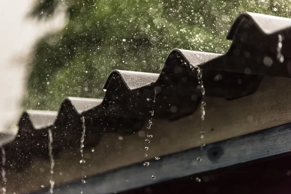 雨落在屋顶上 — 图库照片