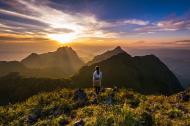 bir dağın tepesinde kadın uzun yürüyüşe çıkan kimse