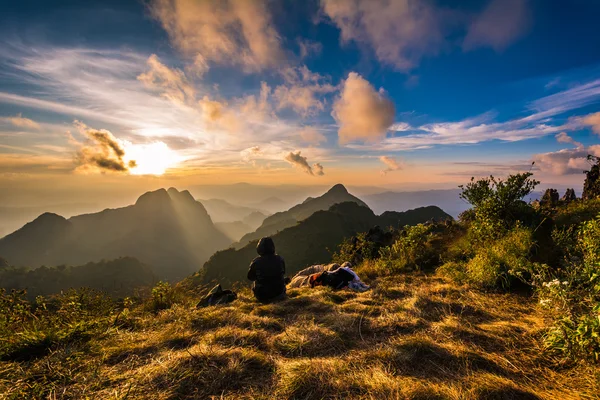 Twee wandelaars genieten van zonsopgang van de top van een berg — Stockfoto