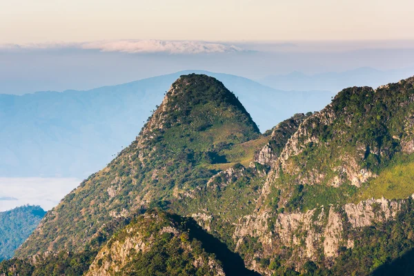 Cume alta montanha em névoa grossa — Fotografia de Stock