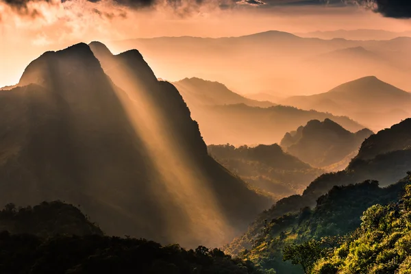 Hoge bergkam — Stockfoto