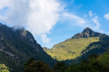 yüksek dağ sırtı kalın sis içinde