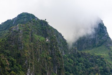yüksek dağ sırtı kalın sis içinde