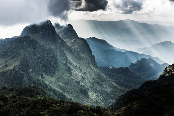 Cume alta montanha em névoa grossa — Fotografia de Stock