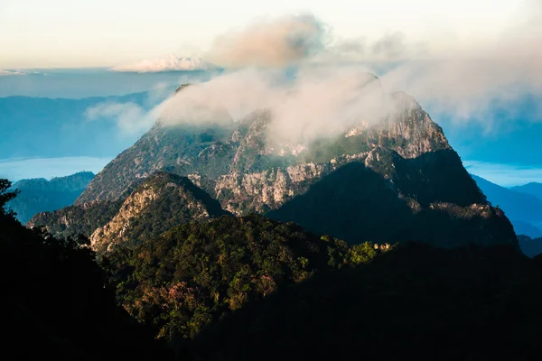 Cume alta montanha em névoa grossa — Fotografia de Stock