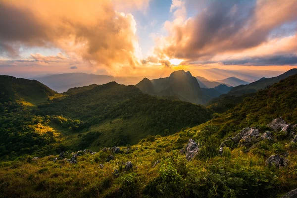 Il sole su una catena montuosa a Doi Luang Chiang Dao, Alto moun — Foto Stock