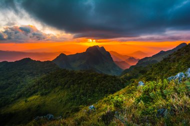 Doi Luang Chiang Dao, yüksek yarış, bir dağ üzerinde güneş