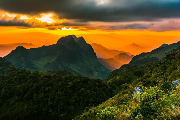 De zon over een bergketen op Doi Luang Chiang Dao, hoge moun — Stockfoto