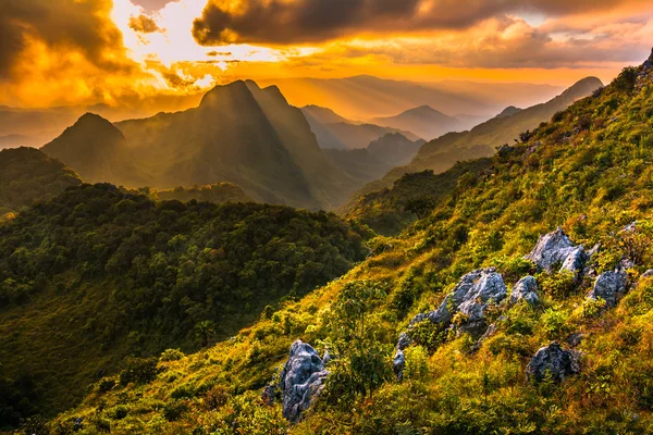 De zon over een bergketen op Doi Luang Chiang Dao, hoge moun — Stockfoto