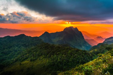 Doi Luang Chiang Dao, yüksek yarış, bir dağ üzerinde güneş