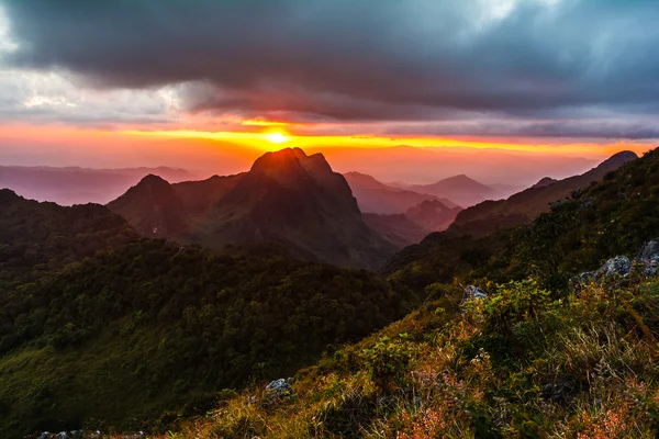 The sun over a mountain range at Doi Luang Chiang Dao, High moun — Stock Photo, Image