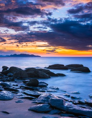 Tayland günbatımı üzerinde kayalık sahilinin uzun pozlama
