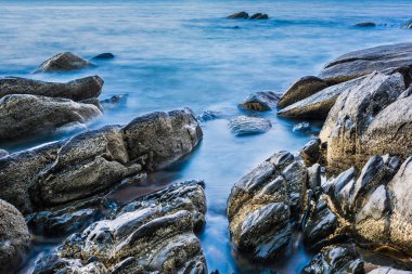 Tayland günbatımı üzerinde kayalık sahilinin uzun pozlama