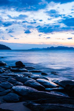 Kayalar ile deniz sahilde yavaş çekim hızı