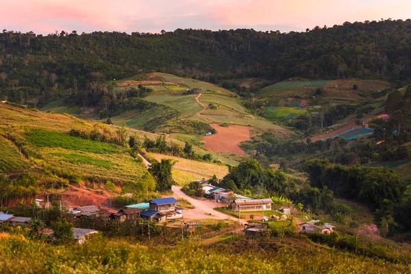 A aldeia nas montanhas — Fotografia de Stock