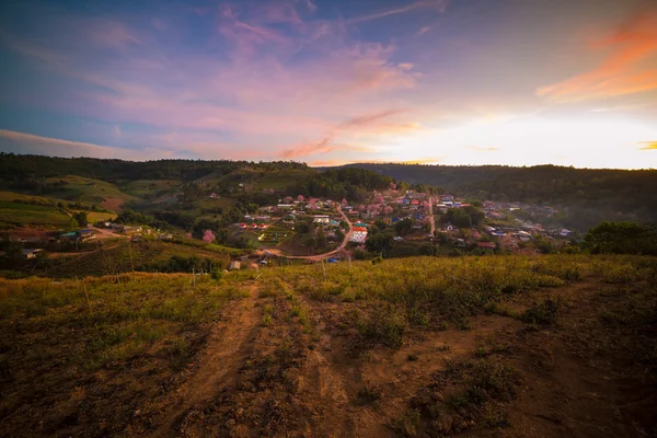 Il villaggio in montagna — Foto Stock