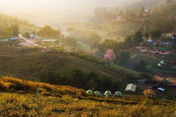 Il villaggio in montagna — Foto Stock