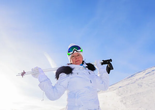 Femme skieuse dans les montagnes — Photo