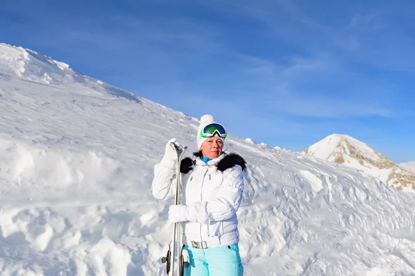 高山上的女滑雪者 — 图库照片