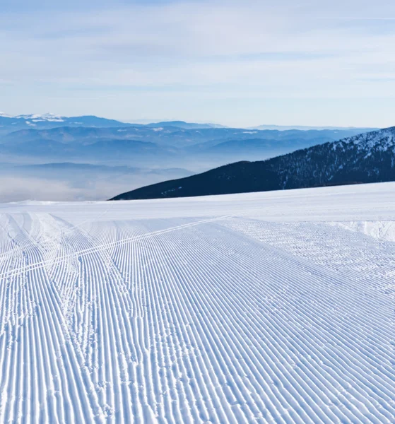 Sípálya nyomvonal snowcat — Stock Fotó