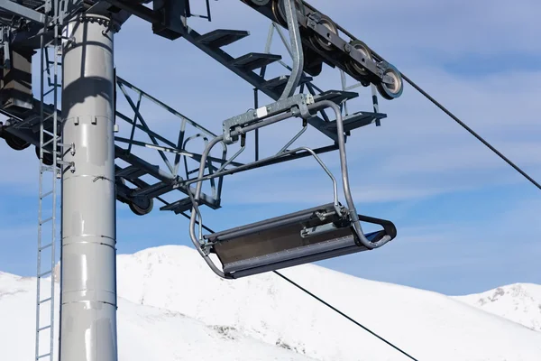 Stoeltjeslift voor skiën — Stockfoto