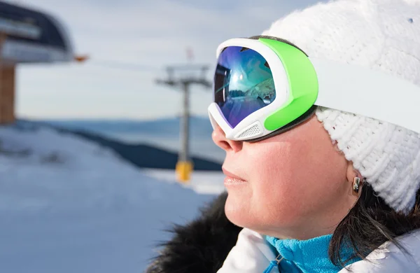 Middelbare leeftijd vrouw skiër — Stockfoto