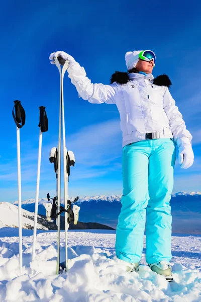 Middelbare leeftijd vrouw skiër — Stockfoto