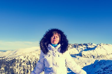 bir arka planda dağların orta yaşlı esmer