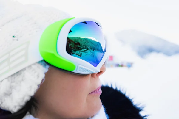 Femme en lunettes de ski — Photo