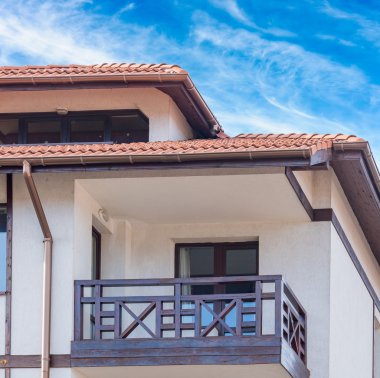 Çatı penceresi olan ev