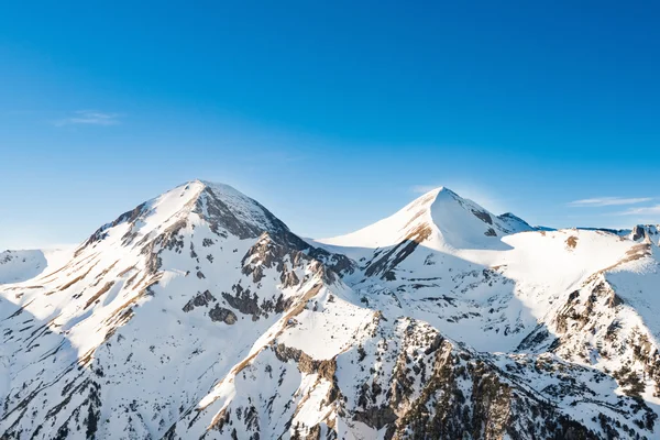 Montanhas cobertas de neve — Fotografia de Stock