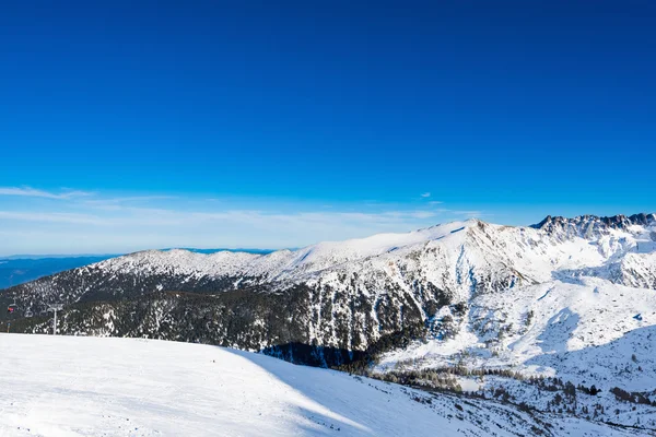 雪をかぶった山々 — ストック写真