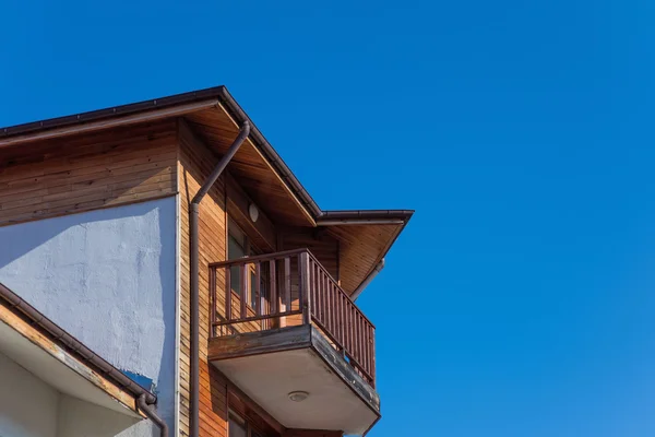 Gable casa com um telhado — Fotografia de Stock