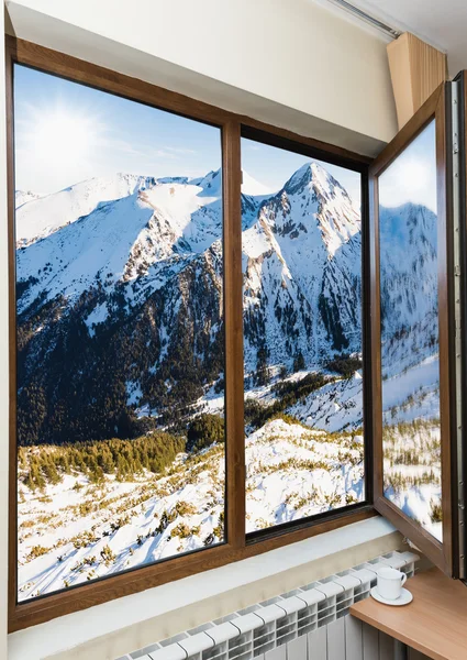 Taza en el alféizar de la ventana — Foto de Stock