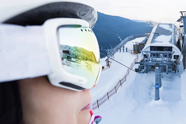 Femme en lunettes de ski — Photo