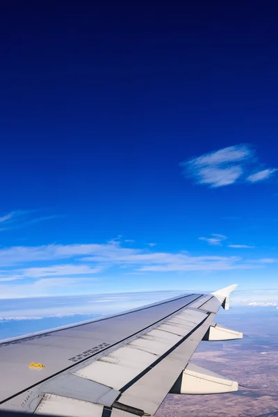 Görünüm penceresinde bir uçağın kanat — Stok fotoğraf
