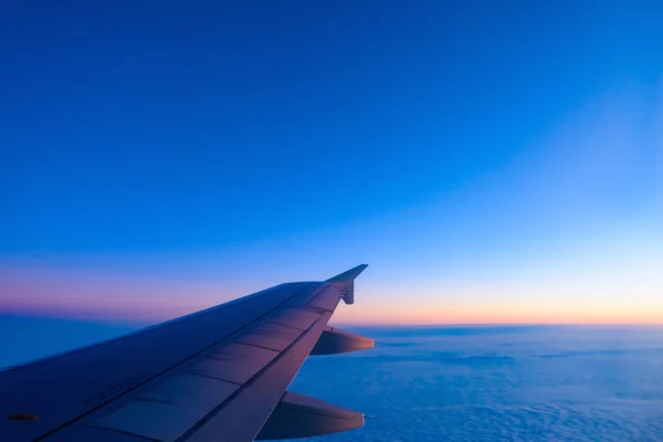 Vista da asa de um avião através da janela — Fotografia de Stock