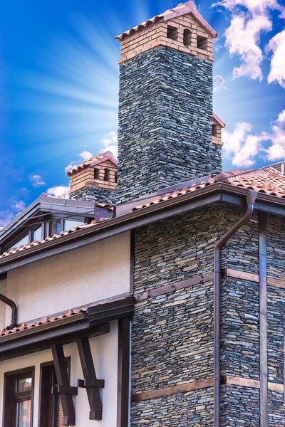 Giebelhaus mit Dach — Stockfoto