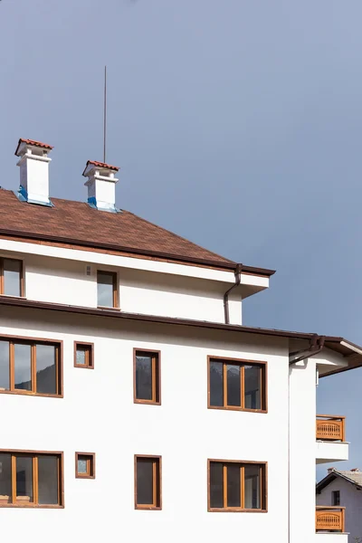 Gable casa com um telhado — Fotografia de Stock