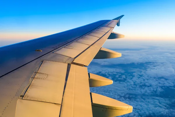 Widok na skrzydle samolotu przez okno — Zdjęcie stockowe