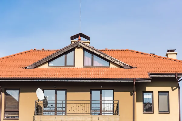 Gable casa com um telhado — Fotografia de Stock