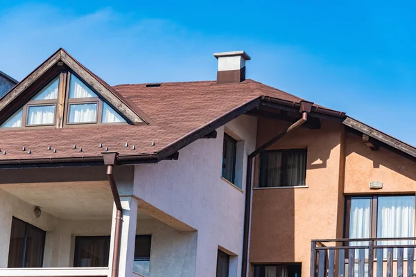 Gable casa com um telhado — Fotografia de Stock