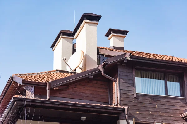Dwuspadowy dom z dachem — Zdjęcie stockowe