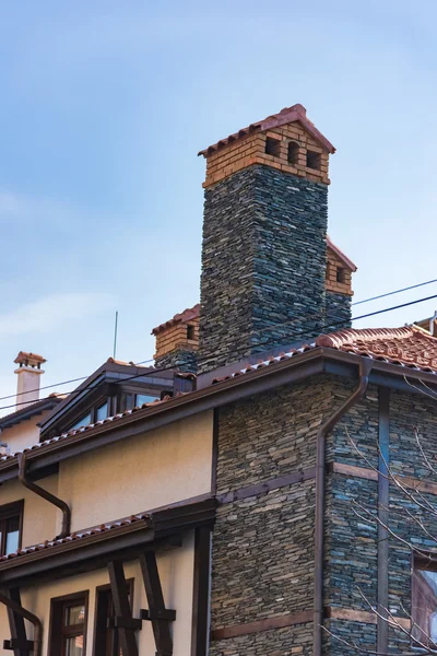 Casa a dos aguas con un techo —  Fotos de Stock