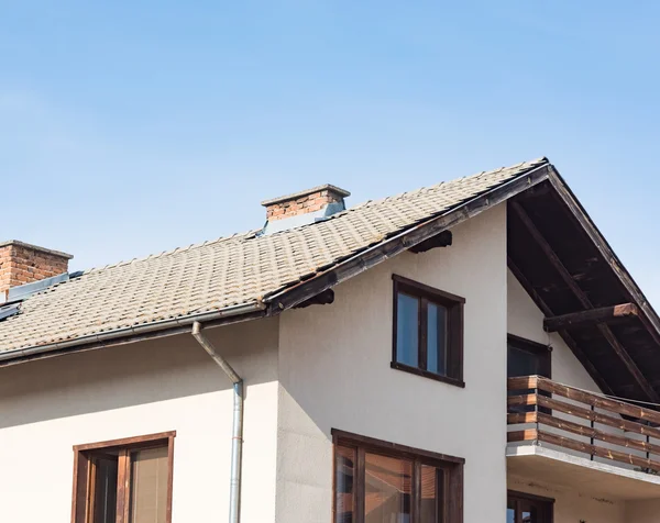 Casa a dos aguas con un techo — Foto de Stock