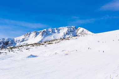 karla kaplı dağlar