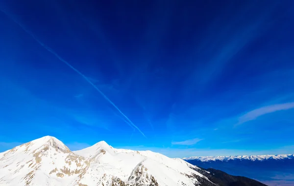 Snöklädda berg — Stockfoto