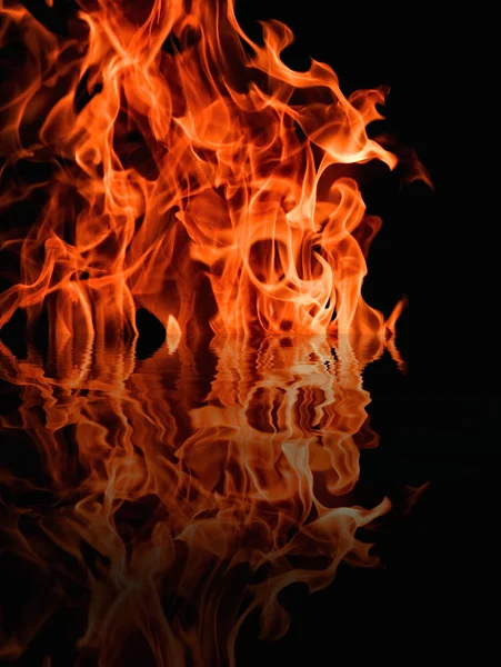 Wściekłe płomienie czerwony ogień czarny tło — Zdjęcie stockowe
