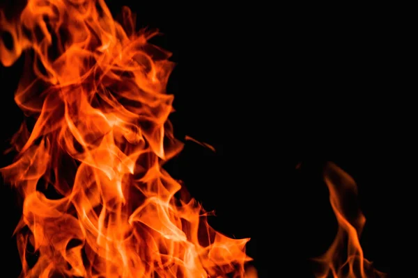 Woedende vlammen rood vuur zwart achtergrond — Stockfoto